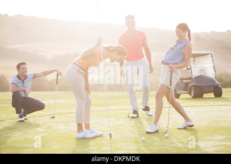 Freunde Lachen auf Golfplatz Stockfoto