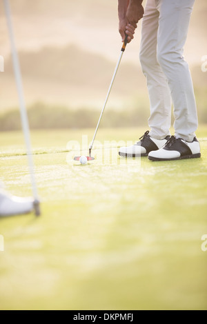 Mann, der auf Golfplatz Stockfoto