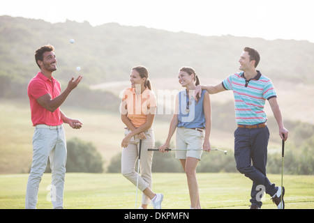 Freunde, die Jonglierbälle Golf am Golfplatz Stockfoto