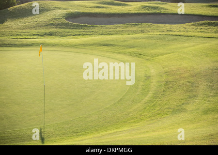 Fahne im Loch am Golfplatz Stockfoto