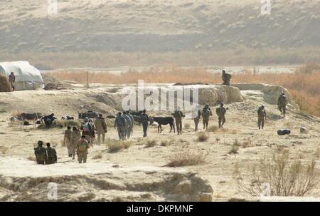 Kandahar, Afghanistan. 9. Dezember 2013. Afghanische Soldaten Fuß während einer Patrouille in der Provinz Panjwai Bezirk von Kandahar im Süden Afghanistans am 9. Dezember 2013. Arghand/Xinhua/Alamy Live News(lrz) Stockfoto