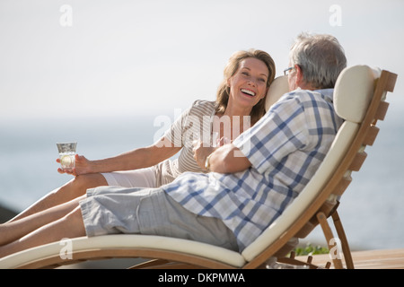 Älteres Ehepaar in Liegestühlen entspannen Stockfoto