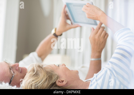 Älteres Ehepaar mit digital-Tablette auf Bett Stockfoto