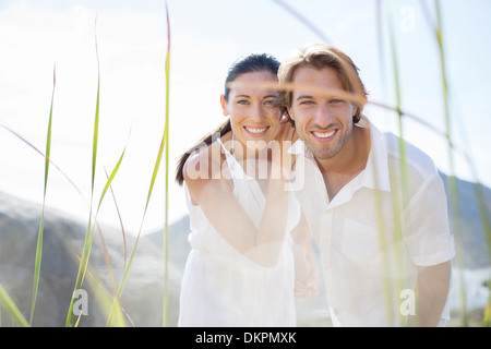 Paar lächelnd zusammen im freien Stockfoto