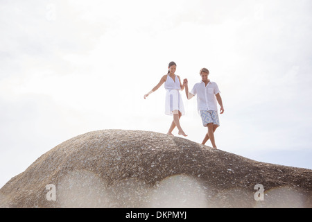 Paare, die auf Felsformation Stockfoto