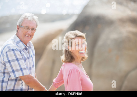 Älteres Ehepaar walking im freien Stockfoto