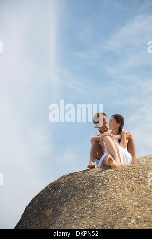 Paar erholsame auf Felsformation Stockfoto