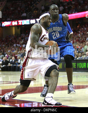 22. Mai 2009 - Cleveland, Ohio, USA - Cleveland forward LEBRON JAMES (23) treibt Vergangenheit Orlando guard MICKAËL PIÉTRUS (20) während die Magie-107-106-Sieg über die Cavaliers in Spiel eins von der Eastern Conference Finals in Quicken Loans Arena. (Kredit-Bild: © Gary W. Green/Orlando Sentinel/ZUMAPRESS.com) Stockfoto