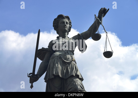 Gerechtigkeitsbrunnen, Nicolaikirche, Frankfurt am Main, Hessen, Deutschland / Römerberg Stockfoto