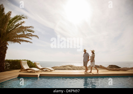 Älteres Ehepaar zusammen Pool entspannen Stockfoto