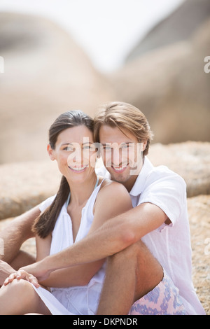 Paar lächelnd zusammen im freien Stockfoto