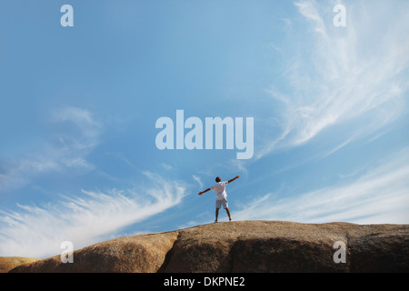 Mann auf Felsformation Stockfoto