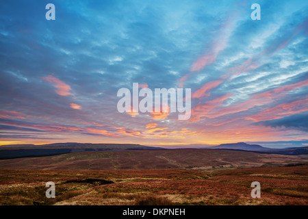 Blick auf den Sonnenuntergang über Moor in den Pennines in den Yorkshire Dales. Stockfoto