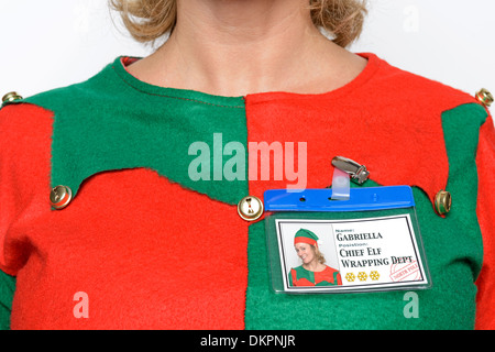 Bis auf den Namen Tag für Santa's Helfer - der Chef elf in der Umhüllung Abteilung. Stockfoto