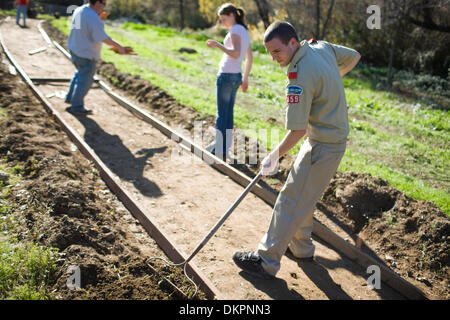 24. November 2009 - arbeitet Redding, Kalifornien, USA - Nate Rollins, 17, aus Redding mit mehr als ein Dutzend andere Freunde und Familienmitglieder Wanderweg durch Meadow Creek Park verbindet Hemlock Street mit Oxbow Straße in Redding für sein Projekt Eagle Scout zu erstellen. Rollins sagte, er war dankbar für die Spenden aus Kalifornien ebnet Stoffen und Outdoor-Kreationen, beide von Anderson, R Stockfoto