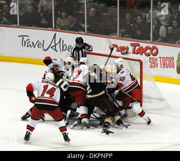 25. November 2009 - schlagen Anaheim, Kalifornien, USA - NHL HOCKEY - The Anaheim Ducks die Carolina Hurrikan 3-2 im Honda Center, Anaheim, Kalifornien. (Kredit-Bild: © Scott Mitchell/ZUMA Press) Stockfoto