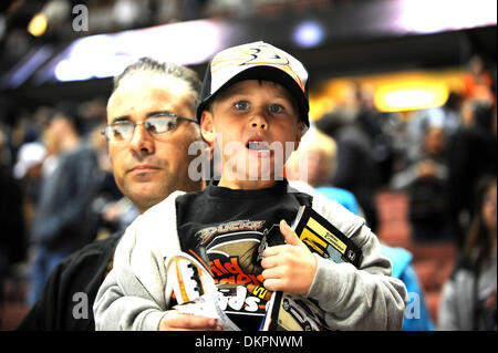 25. November 2009 - Anaheim, Kalifornien, USA - NHL HOCKEY - Fans - die Anaheim Ducks schlagen die Carolina Hurrikan 3-2 im Honda Center, Anaheim, Kalifornien. (Kredit-Bild: © Scott Mitchell/ZUMA Press) Stockfoto