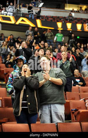 25. November 2009 - Anaheim, Kalifornien, USA - NHL HOCKEY - Fans - die Anaheim Ducks schlagen die Carolina Hurrikan 3-2 im Honda Center, Anaheim, Kalifornien. (Kredit-Bild: © Scott Mitchell/ZUMA Press) Stockfoto