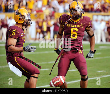 28. November 2009 - Tempe, Arizona, Vereinigte Staaten von Amerika - 28. November 2009: Arizona State Wide Receiver Kerry Taylor (5) und Arizona State Wide Receiver Kyle Williams (6) in Aktion während der NCAA Football-Spiel zwischen der Arizona State University Sun Devils und die University of Arizona Wildcats im Sun Devil Stadium in Tempe, Arizona, gewonnen durch die Wildcats, 20-17. (Kredit-Bild: © M Stockfoto
