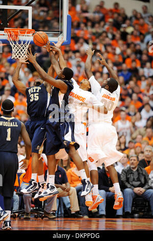 2. Januar 2010 - Syracuse, NY, Vereinigte Staaten von Amerika - 2. Januar 2010: Pittsburgh besiegt Syrakus 82-72 in einem Big East Conference Matchup im Carrier Dome in Syracuse, NY. (Kredit-Bild: © Alan Schwartz/Cal Sport Media/ZUMApress.com) Stockfoto