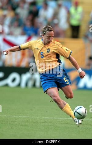 ERIK EDMAN. SCHWEDEN & SC HEERENVEEN. SCHWEDEN V BULGARIEN EURO 2004.JOSE ALVALADE-STADION, LISSABON, PORTUGAL.15/06/2004.DIF23793. K47873. VORSCHAU WM 2006 Stockfoto