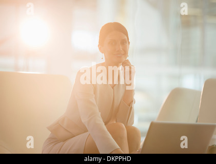 Geschäftsfrau mit Laptop im Büro Stockfoto