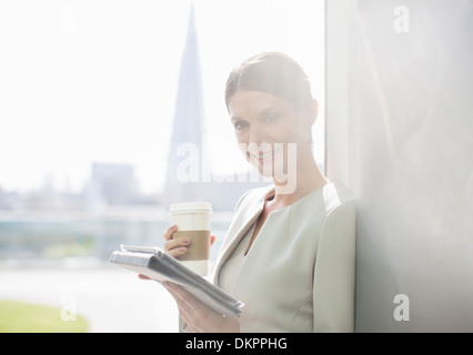 Geschäftsfrau, trinken Kaffee im Büro Stockfoto