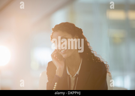 Geschäftsfrau, reden über Handy im Büro Stockfoto