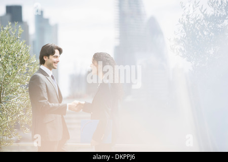 Geschäftsleute Händeschütteln im freien Stockfoto