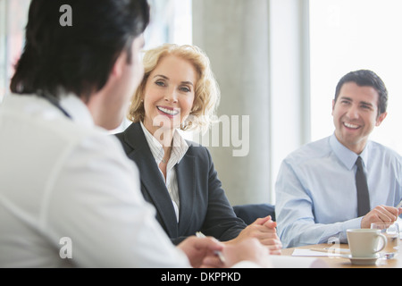 Business-Leute reden in treffen Stockfoto