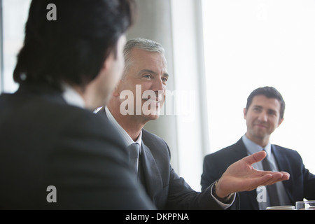 Unternehmer treffen reden Stockfoto