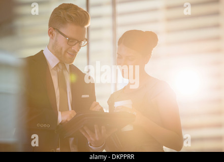 Geschäftsleute, die mit digital-Tablette in office Stockfoto