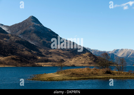 Die Pap Glencoe (Sgorr Na Ciche) über Loch Leven, Hochlandregion, Schottland, UK. Stockfoto