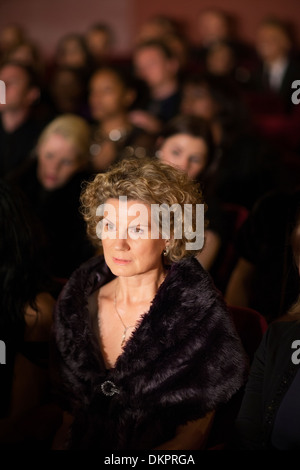 Schwere Frau in Theater-Publikum Stockfoto