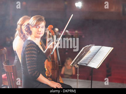 Geiger, die Vorbereitung für die Aufführung auf der Theaterbühne Stockfoto