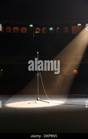 Mikrofon im leeren Theaterbühne im Rampenlicht Stockfoto