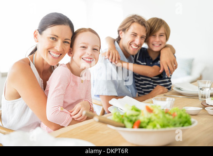 Familie zusammen am Tisch sitzen Stockfoto