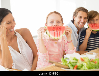 Familie Essen Wassermelone am Tisch Stockfoto