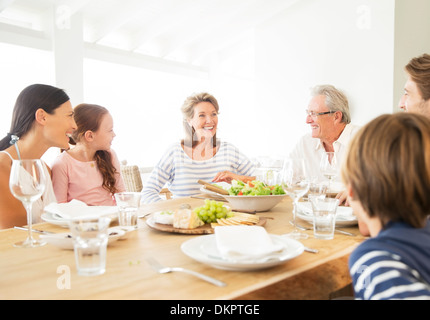 Mehr-Generationen-Familie gemeinsam am Tisch essen Stockfoto