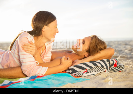 Paar erholsame zusammen am Strand Stockfoto