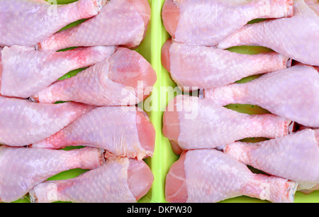 Frische Hähnchenkeulen auf dem Retail-Tablett. Isoliert auf einem weißen Stockfoto