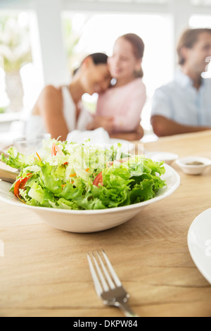 Nahaufnahme von Schüssel Salat auf Tisch Stockfoto