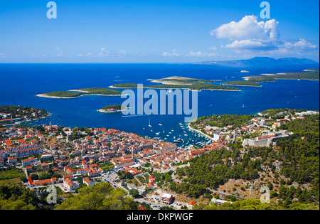 Panorama des Archipels der Insel Hvar in Kroatien. Pakleni Inseln auf der Rückseite. Stockfoto