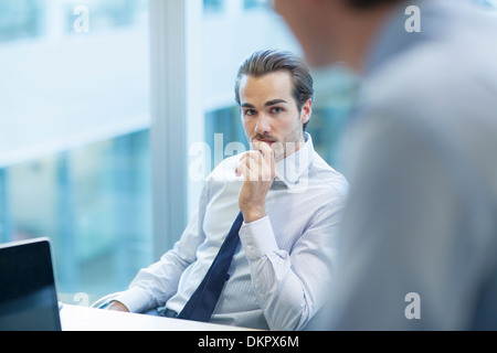 Unternehmer im Gespräch im Büro Stockfoto