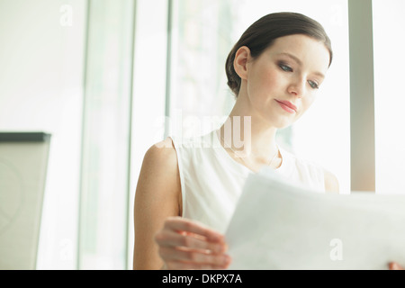 Geschäftsfrau Lesung Papiere im Büro Stockfoto