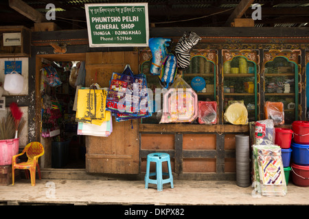 Bhutan, Trongsa, traditionell eingerichteten Front Phuntsho Pelri General Shop Stockfoto