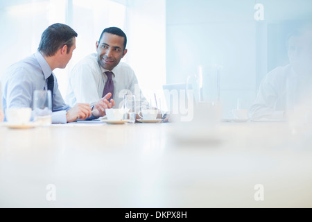 Geschäftsleute sprechen im Konferenzraum Stockfoto
