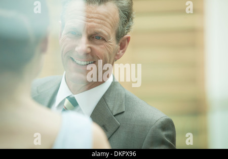 Geschäftsleute im Gespräch im Büro Stockfoto