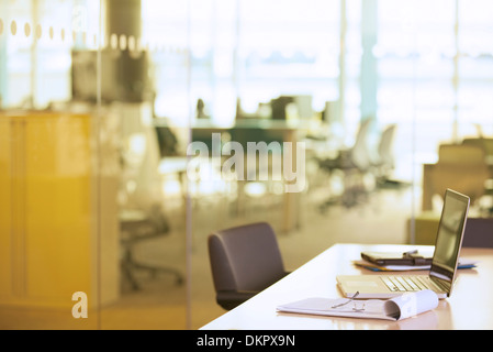 Laptop am Schreibtisch im Büro Stockfoto