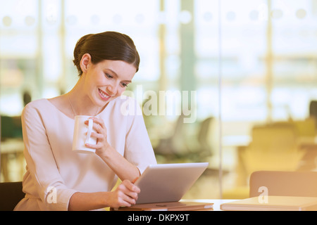 Geschäftsfrau mit digitalen Tablette im Büro Stockfoto